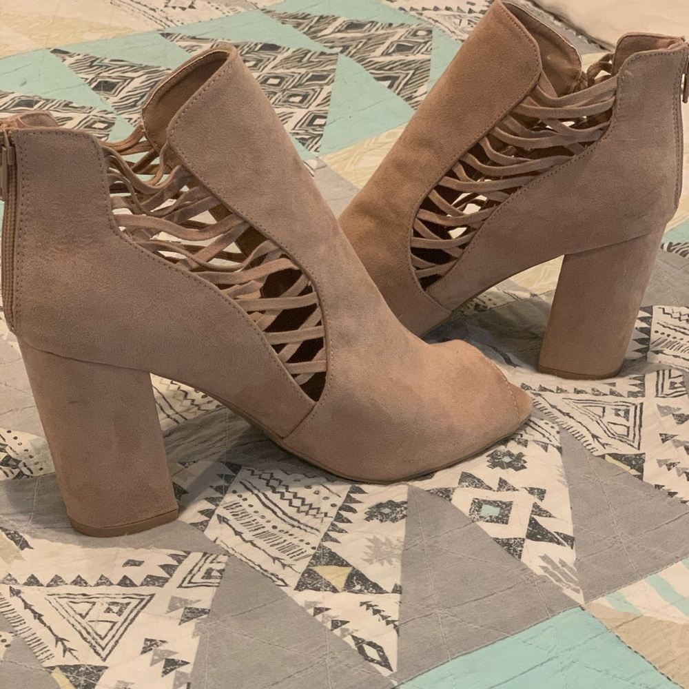 Super cute tan shoes!